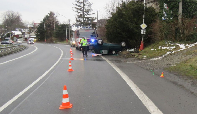 Řidič v Lipině nezvládl svůj vůz a po nárazu do sloupu ho převrátil na střechu. Byl opilý