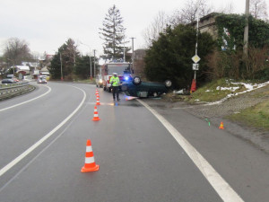Řidič v Lipině nezvládl svůj vůz a po nárazu do sloupu ho převrátil na střechu. Byl opilý