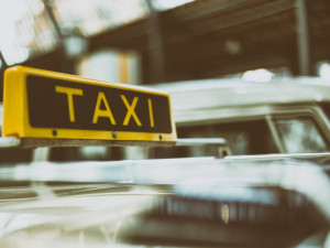 Policie vyjížděla k zjevně opilému taxikáři, ten se jen snažil rozchodit "housera"