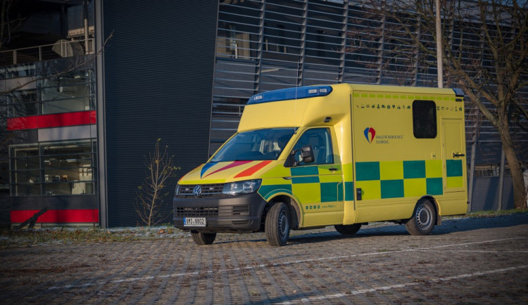 Fakultní nemocnice má novou sanitku. Pomůže s převozem extrémně obézních pacientů