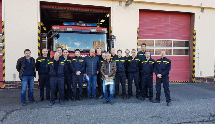 Muž přišel osobně poděkovat hasičům za dobře odvedenou práci. Před rokem jej zachránili