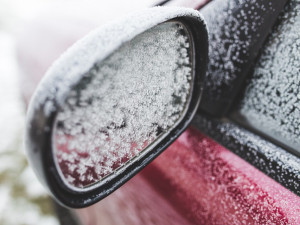 Sníh dnes ráno zasypal silnice v okolí Olomouce, policie řeší hned několik dopravních nehod