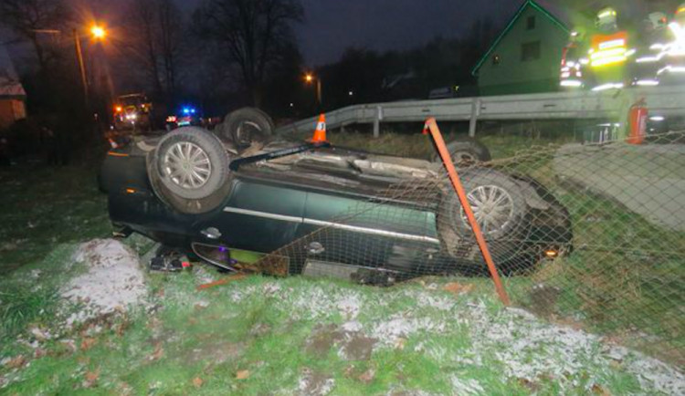 Řidič podcenil rychlost auta, skončil na střeše