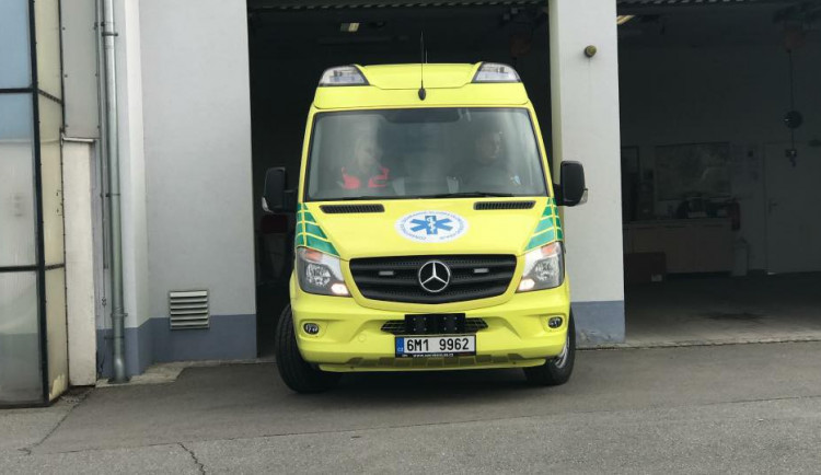 Při nehodě osobního auta u Libavé spadl na řidičku vyvrácený strom. Nepřežila, další dva se zranili