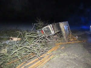 Při průjezdu zatáčkou se přívěs náklaďáku s těžkým pracovním strojem převrátil do příkopu