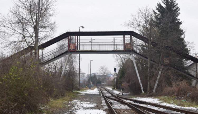 Známá lávka přes železnici v Hejčíně se nadobro uzavře, je v havarijním stavu