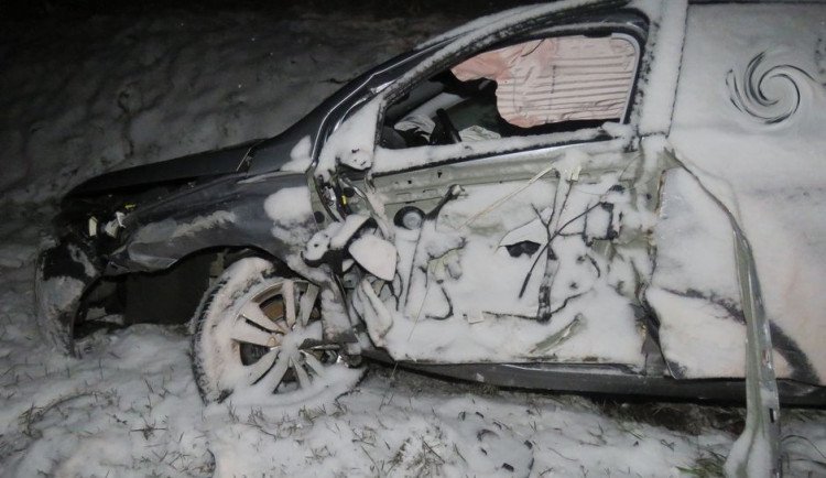 Řidič dostal se svým autem u Nákla smyk a srazil se s protijedoucím autem. Při nehodě se zranil