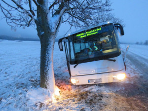Autobus se vyhýbal na úzké zasněžené cestě protijedoucímu autu, skončil v příkopu
