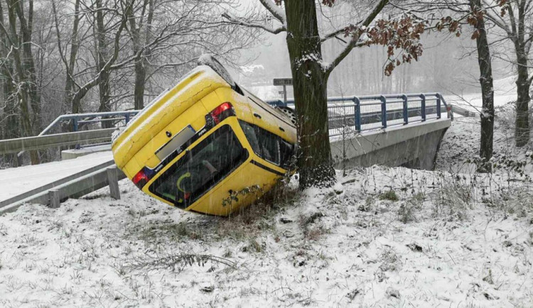 Silné sněžení a dopravní nehody v kraji zaměstnaly hasiče