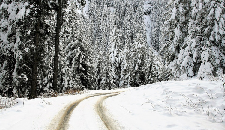 Některé silnice v Jeseníkách pokrývá uježděná vrstva sněhu