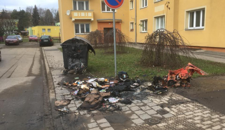 Žhář v okolí Wolkerovy ulice zapálil celkem tři kontejnery