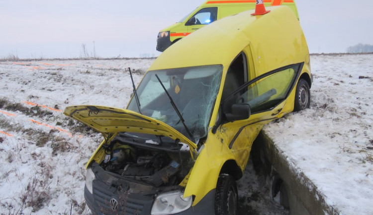 Řidička během havárie vypadla z bočního okna a zůstala ležet v bezvědomí vedle auta