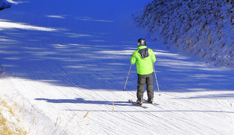 Návštěvnost lyžařských areálů v Jeseníkách je vysoká, zážitek ale lyžařům zkazil déšť
