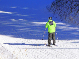 Návštěvnost lyžařských areálů v Jeseníkách je vysoká, zážitek ale lyžařům zkazil déšť