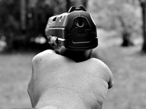 Muž doma přechovával nelegálně dvě pistole, prý je koupil na ulici