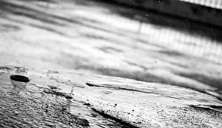 POČASÍ NA NEDĚLI: Teploty ojediněle až na deseti stupních, zejména dopoledne bude pršet