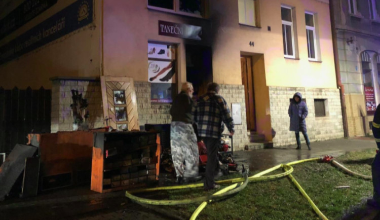 VIDEO: No Rooseveltově ulici hořel v noci obchod s obuví