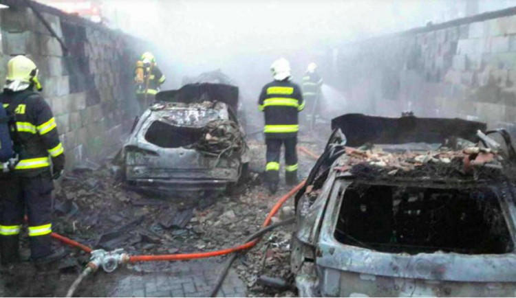 Hasiči stále zasahují u letošního prvního většího požáru, potýkají se s garážemi v plamenech