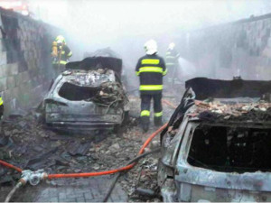 Hasiči stále zasahují u letošního prvního většího požáru, potýkají se s garážemi v plamenech