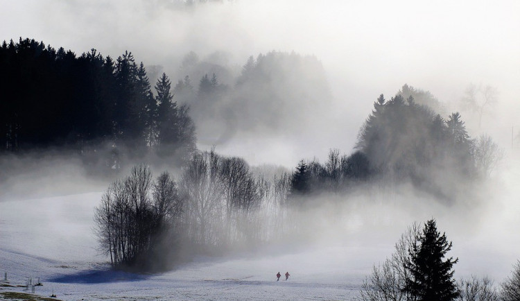 POČASÍ NA STŘEDU: Ráno se můžou objevit mrznoucí mlhy, přes den bude místy pršet