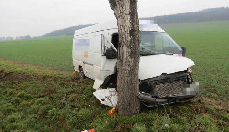 Dodávka a osobák začaly na Šternberské ve stejný čas předjíždět kolonu. Výsledkem byl náraz do stromu