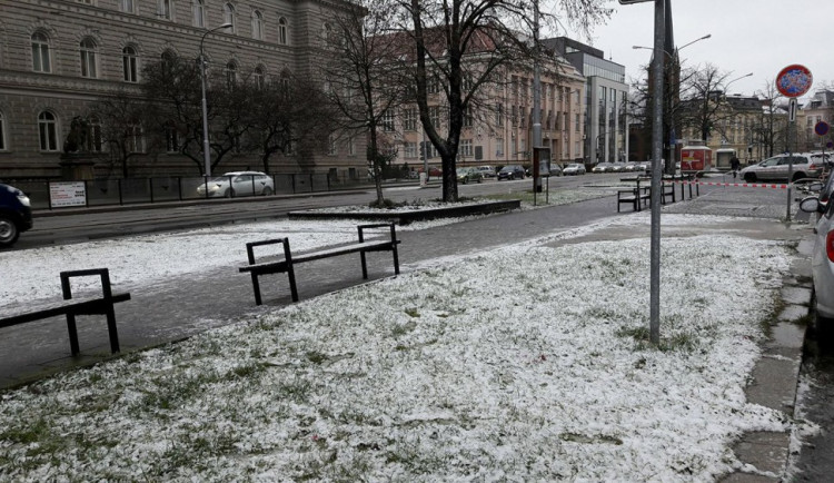 V Olomouckém kraji před polednem hustě sněžilo, zejména ve vyšších polohách jsou silnice pod sněhem