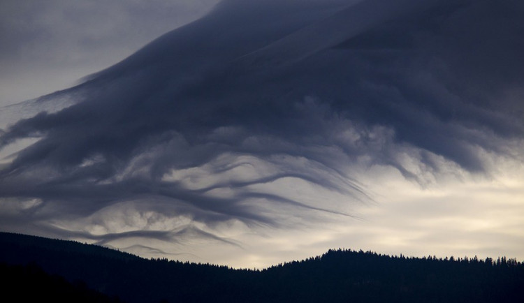 POČASÍ NA ČTVRTEK:  Přes den bude oblačno, zaprší jen občas
