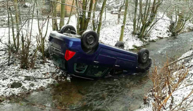 Dopravní nehoda osobního auta ve Stříteži nad Ludinou