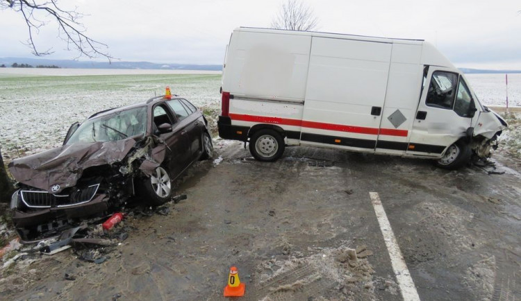 Na zasněžené silnici se při střetu dodávky s osobním autem zranili tři lidé