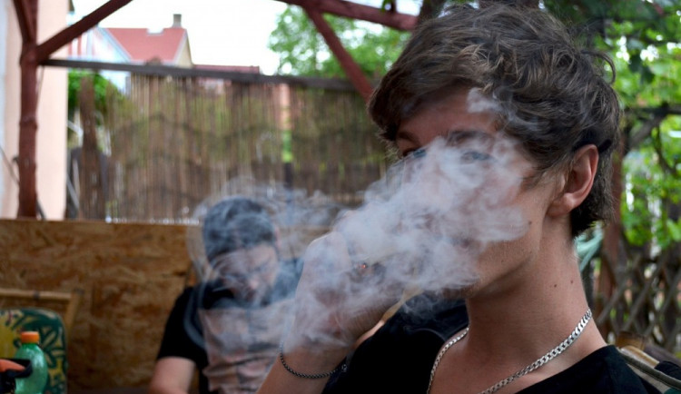 Řídili zkouření, teď můžou jít na rok sedět