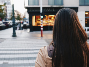 Přes zamlžené sklo neviděl na cestu, na přechodu srazil dívku