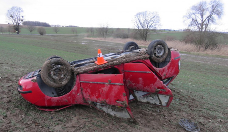 19letá řidička převrátila auto na střechu, ona i mladší spolujezdkyně skončily v nemocnici