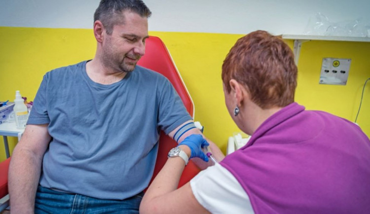 Šest mužů na Štědrý den darovalo krev, aby pomohli ženě bojující s leukémií