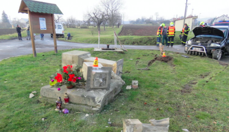 Opilec v autě bral vše, co mu stálo v cestě – odnesla to značka, stromy i boží muka