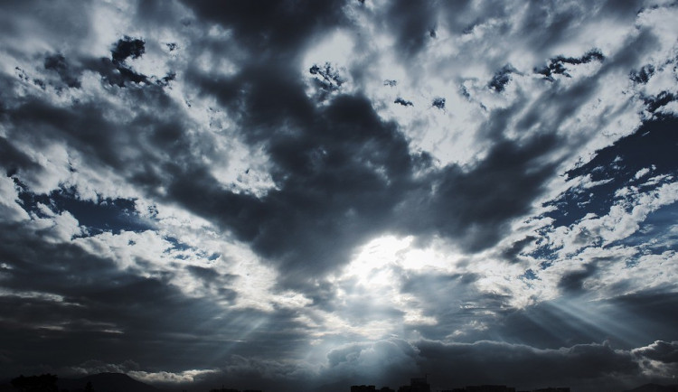 POČASÍ NA PONDĚLÍ: Čekáme zataženou oblohu, zejména na horách může pršet