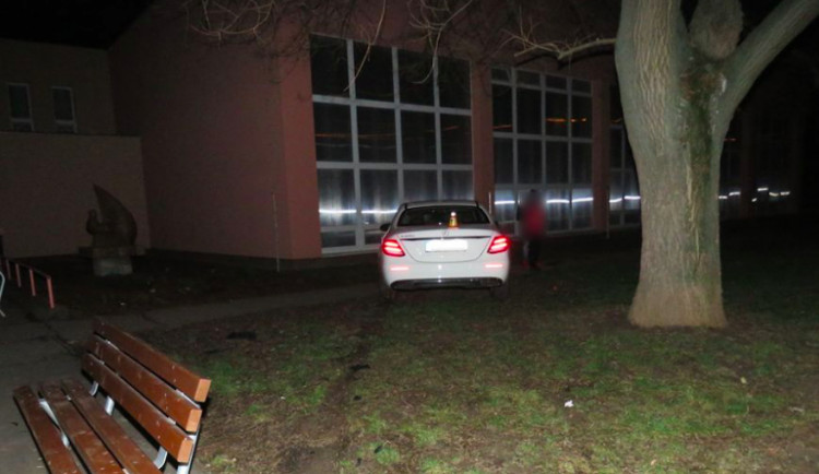 Řidička se rozhodla ujet policistům, před základní školou neuřídila svůj Mercedes a havarovala
