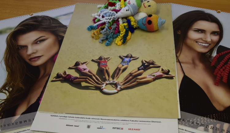 V olomoucké porodnici pokřtili kalendář s modelkami v bikinách a pletenými chobotničkami
