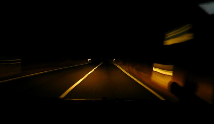 Neosvětlený muž vedl kolo po silnici, srazilo ho auto a skončil v péči záchranářů