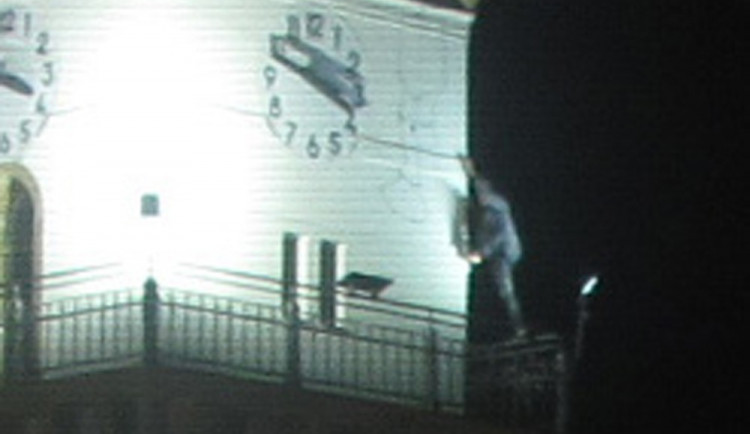 Opilec v noci zdolal radniční věž v Uničově, loni pokořil mariánský sloup