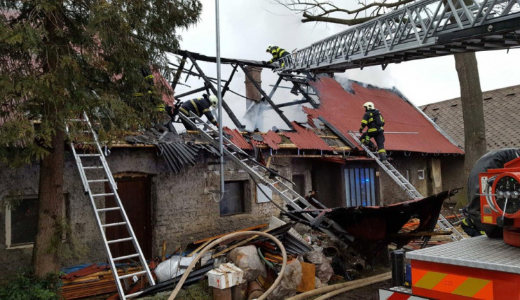 FOTO: U požáru rodinného domu zasahovaly čtyři jednotky hasičů