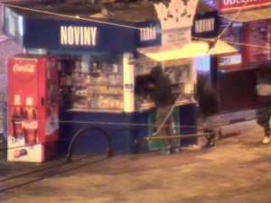 VIDEO: Mladíci se vloupali do novinového stánku na náměstí Hrdinů, za půl minuty je měla policie