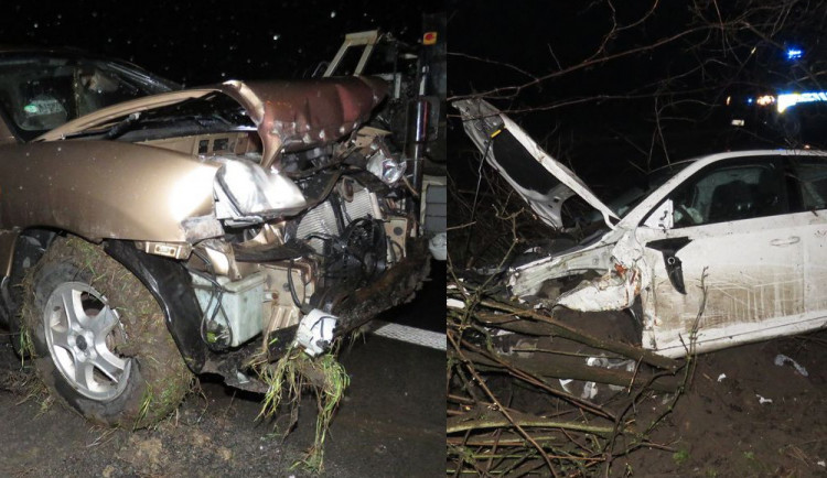 Řidič a řidička bourali na Prostějovsku, oba skončili v nemocnici, oba byli opilí