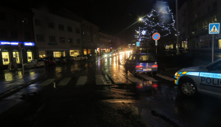 Senior srazil dva chodce na přechodu, přehlédl je