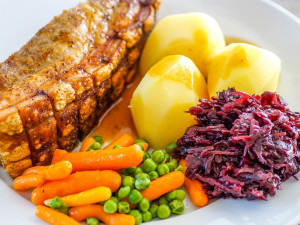 Průměrná cena oběda v restauracích stoupla i v Olomouci nad sto korun