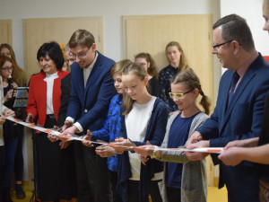 FOTO: Žákům na Hálkově škole slouží v nově otevřené přístavbě čtyři učebny a jídelna