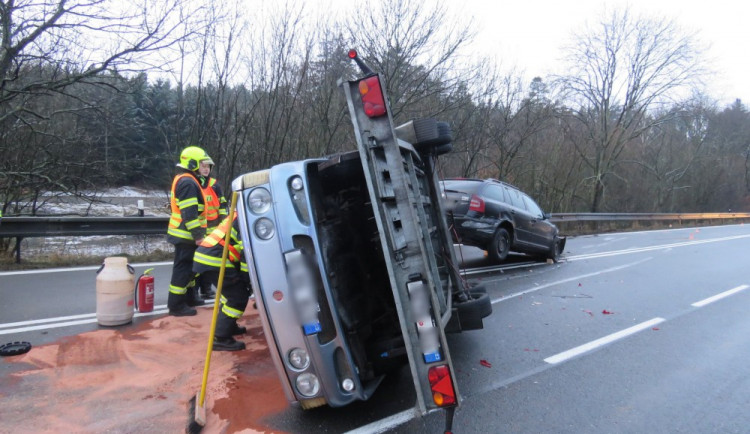 Mohelnický kopec stále trápí řidiče, ve čtvrtek se tam převrátil přívěs i s autem