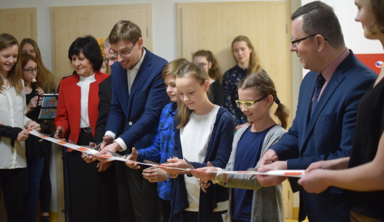 Slavnostní přestřižení pásky zástupci města, ředitelkou školy a žáky