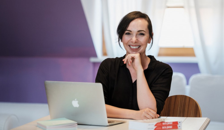 Ve Vaultu 42 se uskuteční diskuzní večer a kurz s první dámou slov, Michelle Losekoot