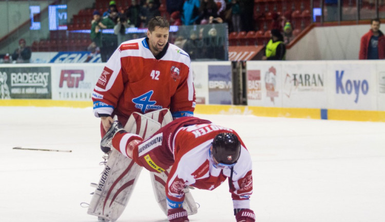 FOTOGALERIE: Kohouti roztříleli piráty pěti góly, hattrickem se blýskl Knotek