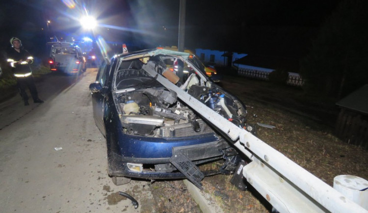 Při dopravní nehodě prošpikovala svodidla osobní auto, řidič zůstal zaklíněn